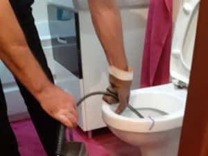 Desfundare canalizare cu sarpe electric, instalator sanitare, termice