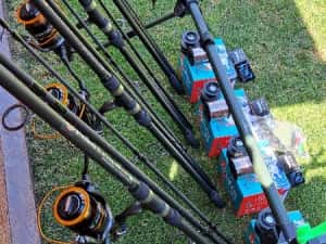 Set 4 Lansete Carbon,4 Mulinete Cu Baitrunner 8000 ,Rod Pod Echipat — miniatura 6