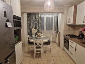 Apartament 3 camere 2 dormitoare pivnita in Vasile Aaron