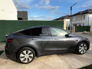 Tesla Model Y — miniatura 10
