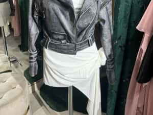 Vand geaca de piele naturala cu maneci detasabile la 800 lei