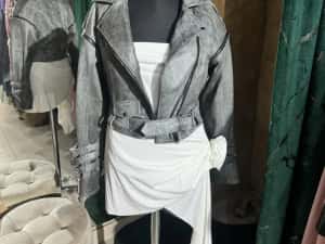 Vand geaca de piele naturala cu maneci detasabile la 800 lei — miniatura 2