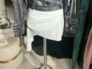 Vand geaca de piele naturala cu maneci detasabile la 800 lei — miniatura 3