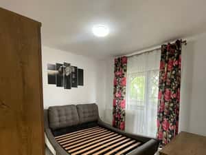 Apartament mobilat și utilat, parcare 2 mașini, locație avantajoasă — miniatura 2