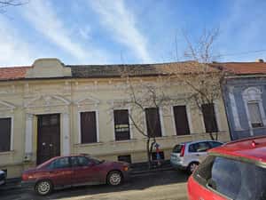 Vand ap 2 camere si dep, ultracentral , la curte comuna , 3 geamuri front stradal , reabilitata ext — miniatura 3