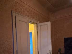 Vand ap 2 camere si dep, ultracentral , la curte comuna , 3 geamuri front stradal , reabilitata ext — miniatura 4