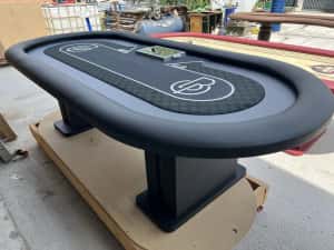Masa de poker personalizata de Casino cu accesorii casino jetoniera metalic drop box rake + tips cu racetrack Customtables.eu stoc Bucuresti — miniatura 2