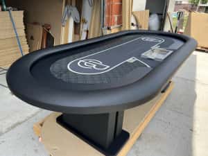 Masa de poker personalizata de Casino cu accesorii casino jetoniera metalic drop box rake + tips cu racetrack Customtables.eu stoc Bucuresti — miniatura 3