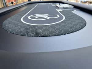 Masa de poker personalizata de Casino cu accesorii casino jetoniera metalic drop box rake + tips cu racetrack Customtables.eu stoc Bucuresti — miniatura 5