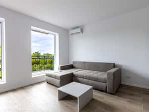 Garsoniera open space intima, etaj 8, cu balcon si priveliste in parc — miniatura 3