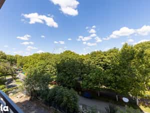 Garsoniera open space intima, etaj 8, cu balcon si priveliste in parc — miniatura 5