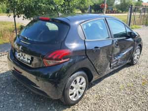 Peugeot 208 12i 27000km reali avariat lovit — miniatura 4