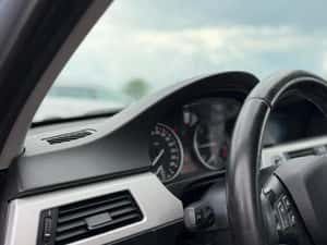 BMW E91 318d 2009 — miniatura 7