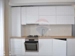 Apartament 2 camere, etaj 1, mobilat premium, parcare în curte — miniatura 3