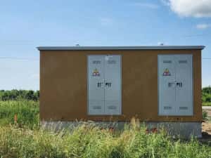 Teren pe colț lăngă case construite cu utilități