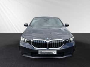 BMW 550 cu dotări premium și autonomie electrică de 88 km