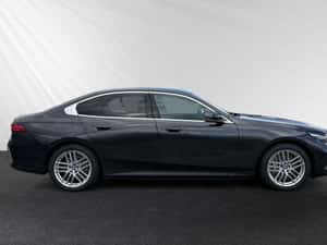 BMW 550 cu dotări premium și autonomie electrică de 88 km — miniatura 2