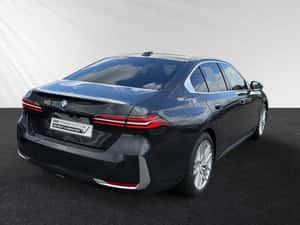 BMW 550 cu dotări premium și autonomie electrică de 88 km — miniatura 3
