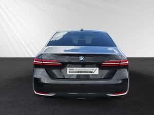 BMW 550 cu dotări premium și autonomie electrică de 88 km — miniatura 4