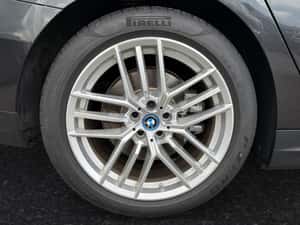 BMW 550 cu dotări premium și autonomie electrică de 88 km — miniatura 5