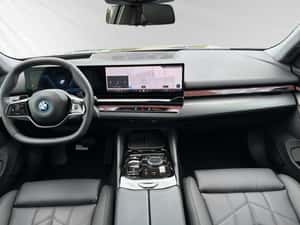 BMW 550 cu dotări premium și autonomie electrică de 88 km — miniatura 6
