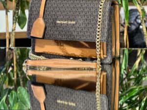 Geanta Michael Kors Noua !!! Dimensiuni 23/17 !!! — miniatura 3