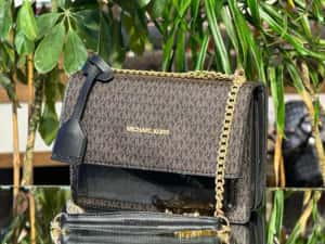 Geanta Michael Kors Noua !!! Dimensiuni 23/17 !!! — miniatura 8