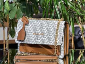 Geanta Michael Kors Noua !!! Dimensiuni 23/17 !!! — miniatura 10