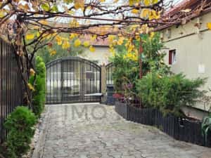 Casa individuala. Mobilata si utilata. Garaj.