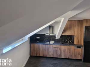 Apartament 2 camere, mansardă, zonă centrală Brașov — miniatura 2