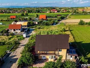 Vila luminoasa, gradina, priveliste panoramica spre munti, Harman, Brasov — miniatura 5