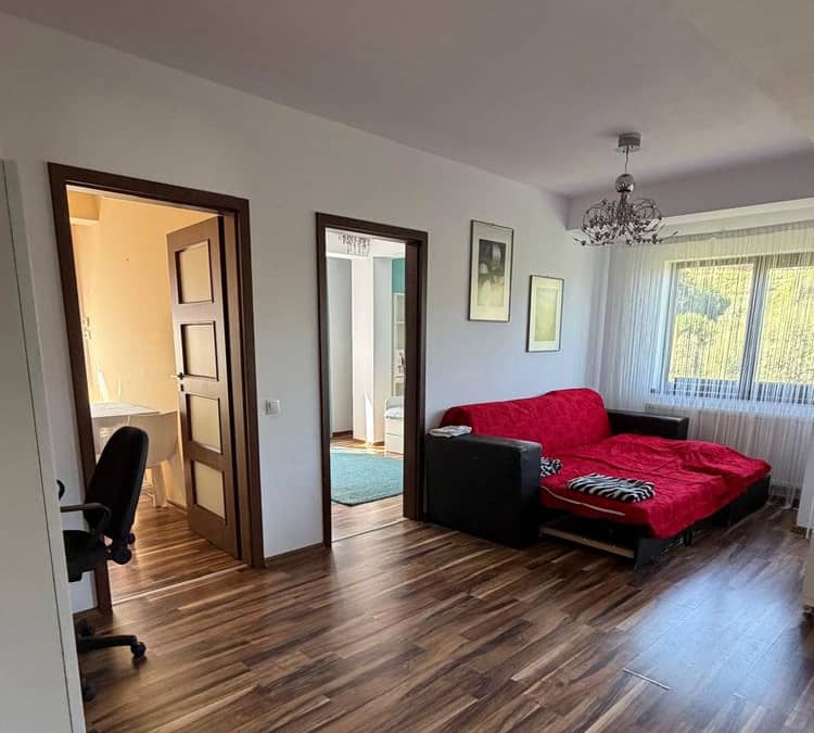 Apartament cu 2 camere, balcon deasupra pârâului și vedere spre pădure — fotografie 1 din 6