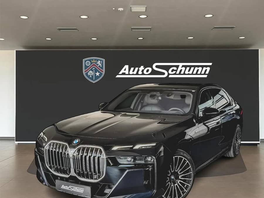 BMW Seria 7 740d xDrive M, TV/ Automată, sedan premium diesel — fotografie 1 din 7