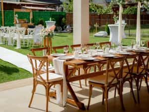 Mobilier premium pentru evenimente – închiriem scaune lemn, mese și veselă elegantă — miniatura 3