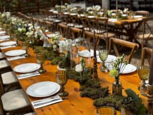 Mobilier premium pentru evenimente – închiriem scaune lemn, mese și veselă elegantă — miniatura 4
