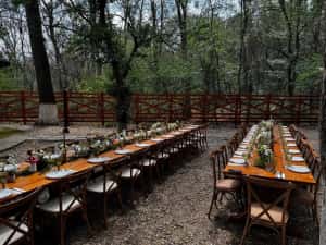 Mobilier premium pentru evenimente – închiriem scaune lemn, mese și veselă elegantă — miniatura 5