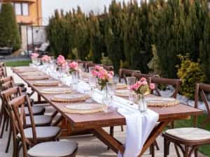 Mobilier premium pentru evenimente – închiriem scaune lemn, mese și veselă elegantă — miniatura 9