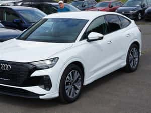 Audi Q4 e-tron SUV electric 2023 — miniatura 1