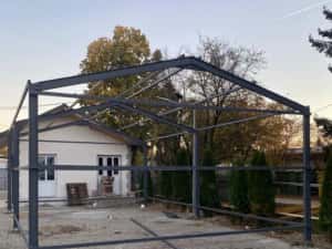 Vand hale metalice avem pe stoc asiguram transport si montaj rog serio — miniatura 2