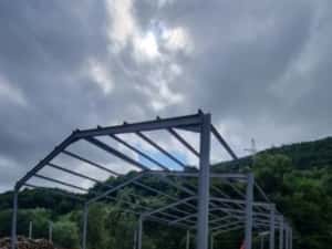 Vand hale metalice avem pe stoc asiguram transport si montaj rog serio — miniatura 6