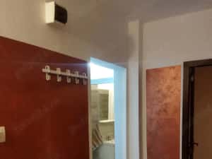 închiriez apartament cu 2 camere in micro 21 — miniatura 3