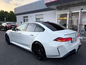 BMW M5 2025 - Hibrid 721 cp, 8000 km, Alb — miniatura 5