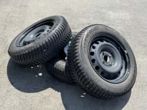Vând set complet 4 jante tablă + 4 Anvelope de iarnă Goodyear UltraGrip 8 + capace – 185/65 R15