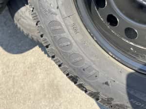 Vând set complet 4 jante tablă + 4 Anvelope de iarnă Goodyear UltraGrip 8 + capace – 185/65 R15 — miniatura 4