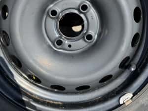 Vând set complet 4 jante tablă + 4 Anvelope de iarnă Goodyear UltraGrip 8 + capace – 185/65 R15 — miniatura 8