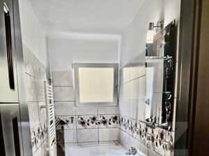 Apartament cu 2 camere 42 mp. semidecomandat, cu loc de parcare — miniatura 5