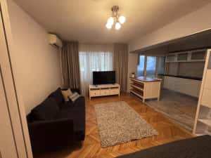 Inchiriez garsoniera Calea Bucuresti zona Piata Centrala