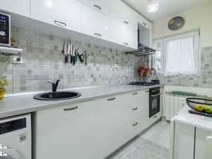 2 camere, mobilat, renovat cu boxa si loc de parcare, et 4/10 — miniatura 3