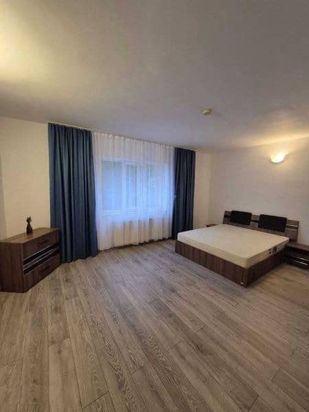 Inchiriez apartament 3 camere Central — fotografie 1 din 6