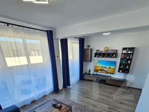 Apartament 2 camere decomandat, terasa 27 mp, 2 parcari, zona Terra